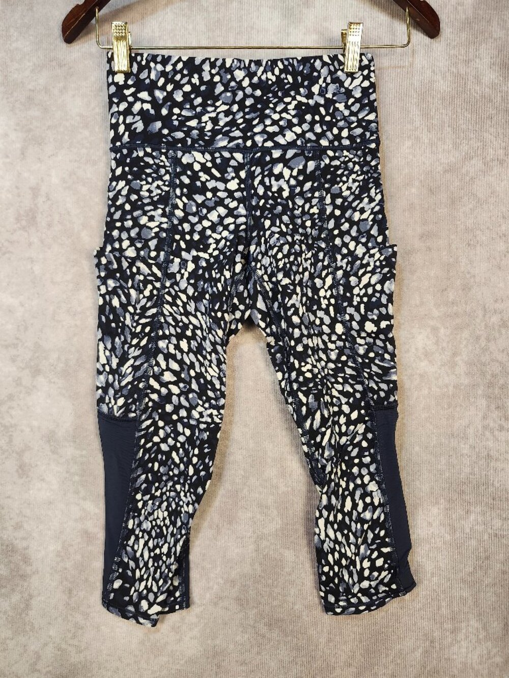 Athleta Black Blue White Spotted Patterned Capri Length Leggings XXS